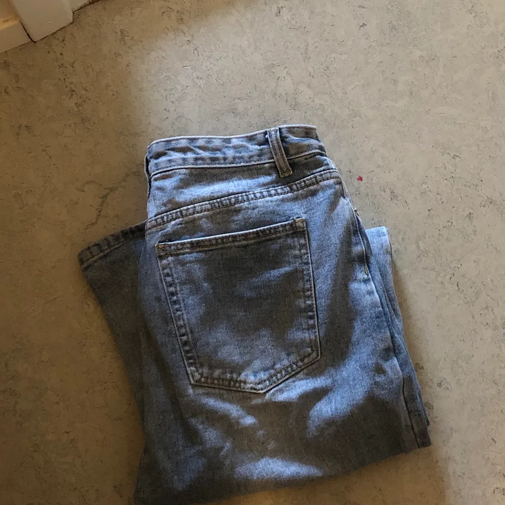 Finaste jeansen från PLT med slits i sidan. Storlek 42, säljer då de är för stora 😢. Jeans & Byxor.