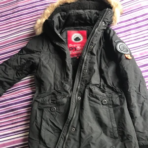 Vinterjacka  - Har bara använt en vinter och är som ny JÄTTE SKÖN