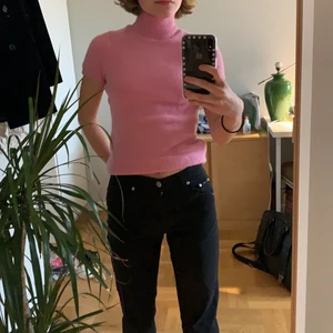 Rosa stickad kortärmad polotröja  - Jötte fin och söt rosa stickad polotröja. Bra skick och jag skulle säga att den är i storlek s!