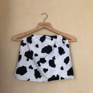 Cow skirt  - Denna kjol tvingade jag min kompis att springa till humana för att köpa. Men säljer pga att den är för liten. (Nypris 120kr) använd mycket men i mycket bra skick