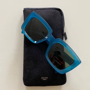 Céline Solglasögon - Blå solglasögon från Céline. Sparsamt använda, nästintill nyskick. Nypris runt 2000kr