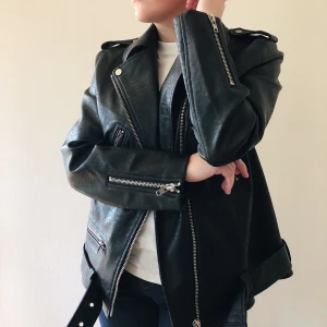 Carin Wester, strl 38 - Supersnygg jacka ifrån Carin Wester i storlek 38. Skinnimitation. Oversized i storleken och riktigt fint skick. Inköpt här på Plick men lite för stor för mig. Nypris 999kr. Högst bud just nu: 500kr + frakt. Avslutas 10.00