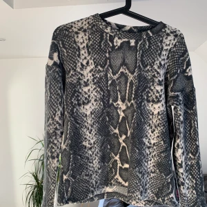 Gina Tricot sweatshirt  - Säljer denna superfina ormmönstrade tröja, typ det skönaste jag ägt💕 Bra skick