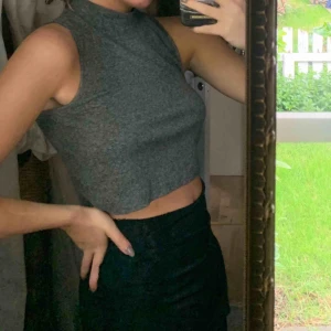  - Mörkgrå ribbad tröja i storlek M. 