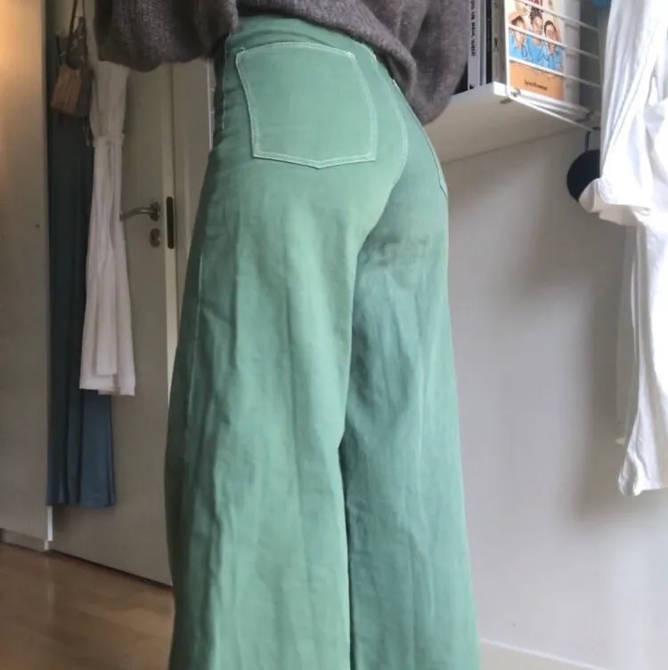 Supercoola gröna vida byxor från Zara i storlek 32 . Brukar i vanliga fall ha storlek 36 i byxor, de är alltså stora i storleken och passar för mig! . Jeans & Byxor.