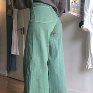 Supercoola gröna vida byxor från Zara i storlek 32 . Brukar i vanliga fall ha storlek 36 i byxor, de är alltså stora i storleken och passar för mig! 