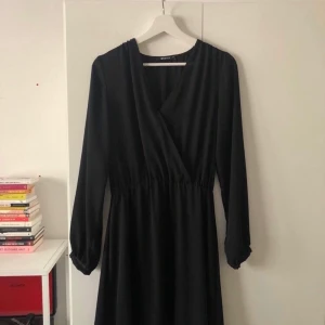 klänning - aldrig använd, knäppning under bysten och ett underbart tunt och skönt tyg