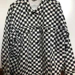 Rutig jeansjacka Monki  - Oversized modell. Storlek M. Passar även en L. Använd en i gott skick. 