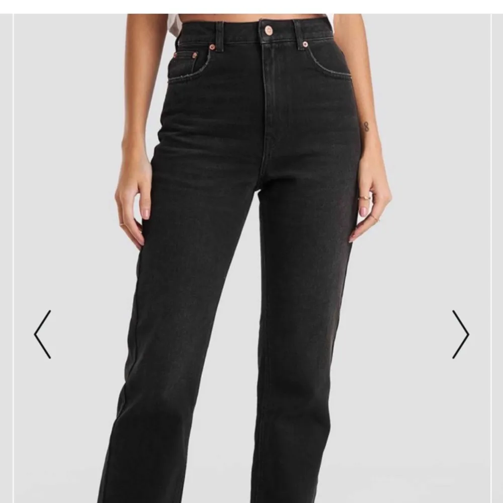 Svarta jeans köpta här på plick! Säljer igen då de tyvärr va för små för mig. De är i storlek 36 men skulle säga att de är mer 34 eller 32. Frakten ingår!. Jeans & Byxor.