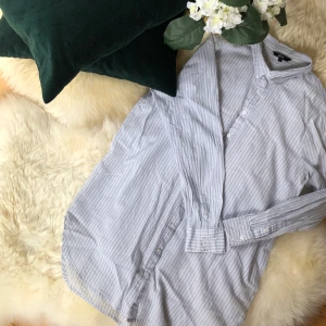 Ellos - Oversize skjorta, ljusblå/vit. Storlek 38. Frakt ingår i priset :)