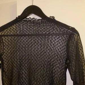 Genomskinlig festtopp - Superfin festtopp, så gott som ny. 