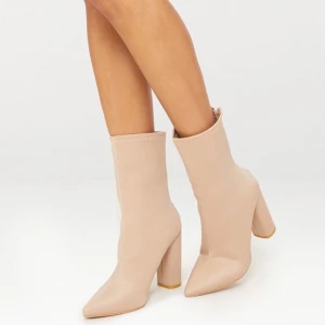 Nya beiga klackar! - UK6 som ska motsvara EU39 men skulle nog säga att dessa är mer som 38or😊 Dom hann aldrig komma till galan jag skulle använda dom på så helt oanvända!  (Lånad bild men som sagt oanvända). 150kr eller högst budande:)