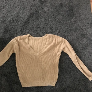 Beige tröja från nakd - Beige tröja från nakd. V-ringning vid ryggen