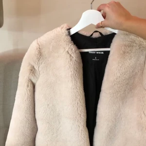 Världens mysigaste pälsjacka - Superskön och superfin. Som nyskick!