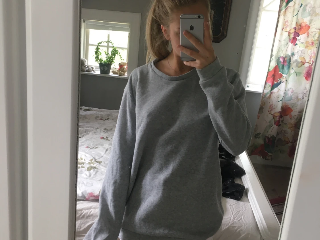 En långärmad grå tröja. Säljer åt en vän - 90