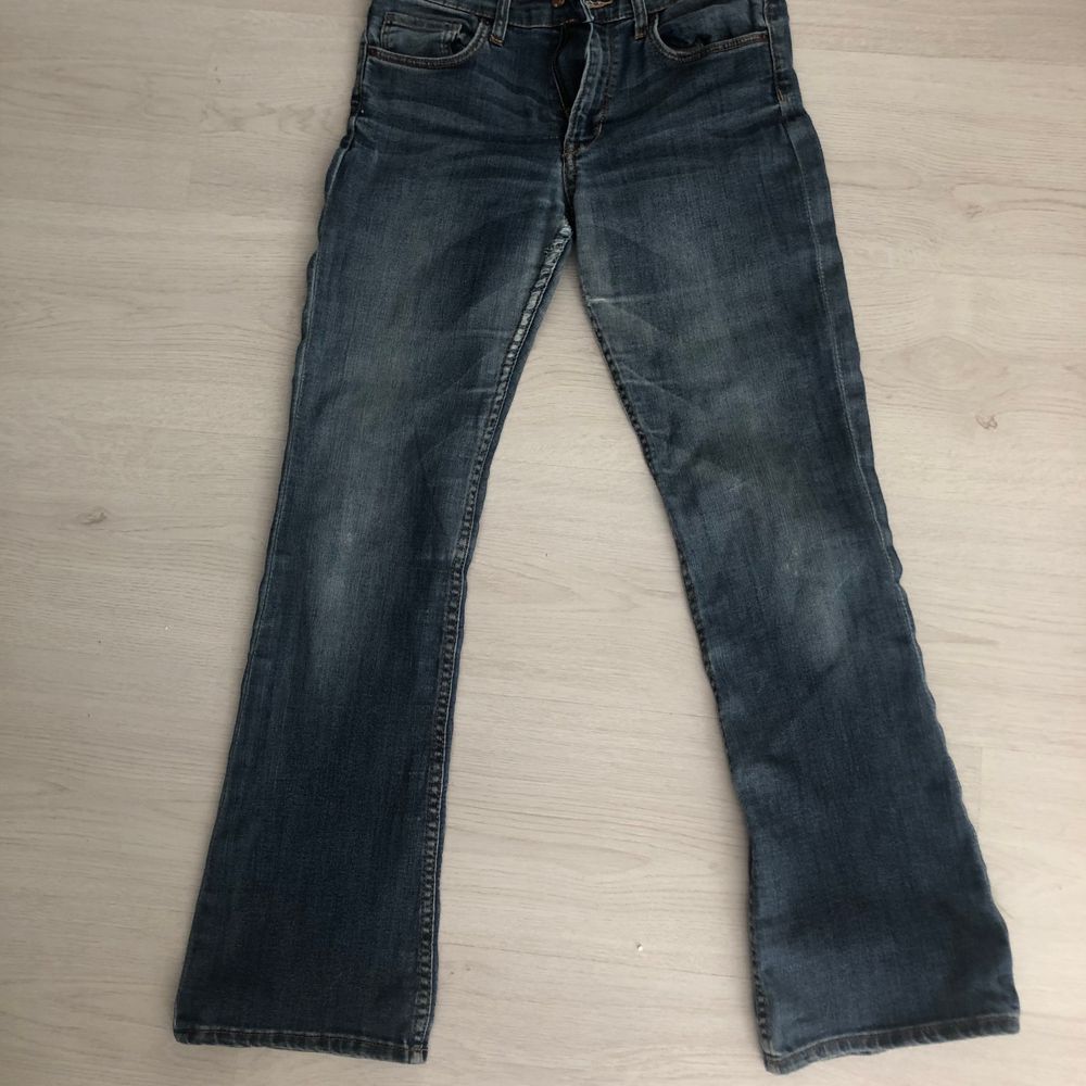Ett par lågmidjade bootcut jeans från hm. Sitter jättefint och längden är perfekt på mig som är 160. Säljer pga jag inte är så förtjust i lågmidjade byxor (köparen står för frakten). Jeans & Byxor.