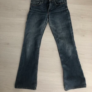 Bootcut jeans  - Ett par lågmidjade bootcut jeans från hm. Sitter jättefint och längden är perfekt på mig som är 160. Säljer pga jag inte är så förtjust i lågmidjade byxor (köparen står för frakten)