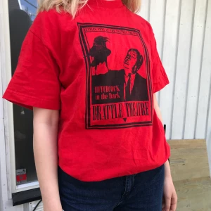 T-shirt - Jättecool T-shirt som ej används längre. Toppenskick! M men kan passa de flesta storlekar, själv har jag ca xs/s i tröjor