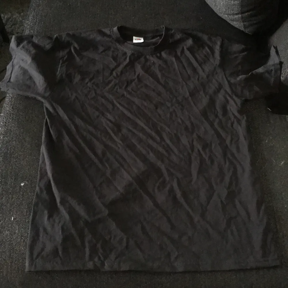 En helt vanlig svart T-shirt. Aldrig använd.. T-shirts.