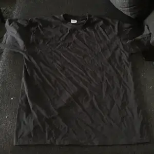En helt vanlig svart T-shirt. Aldrig använd.