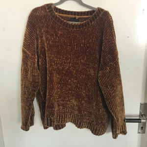 Långärmad tjocktröja  - Fantastisk mjuk långärmad tjocktröja i brun/guld färg. Köparen står för frakt 