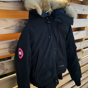 Canasta Goose Jacka - Säljer min jacka ja köpte här på plick, aldrig användt då de inte är min stil! Vet inte vilken modell det är men skulle säga en äldre modell av ”Chilliwack Bomber” har tyvärr inget kvitto då den inte är köpt av mig från början! Hör av dig vid fler frågor!