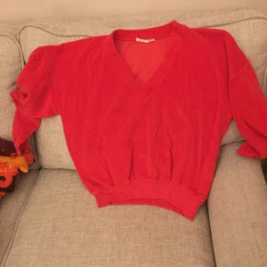 Velourtröja - Velourtröja från 70-talets HM. Märkt 38 vilket stämmer bra även om large också kan funka. Fint skick. Frakt tillkommer.