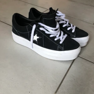 Converse one star skor - Har hög sula och matchar till vad som helst😁👍🏼 De perfekta skorna helt enkelt😉