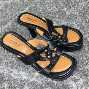 Högklackade skor - Svarta högklackade skor. Aldrig använda. 