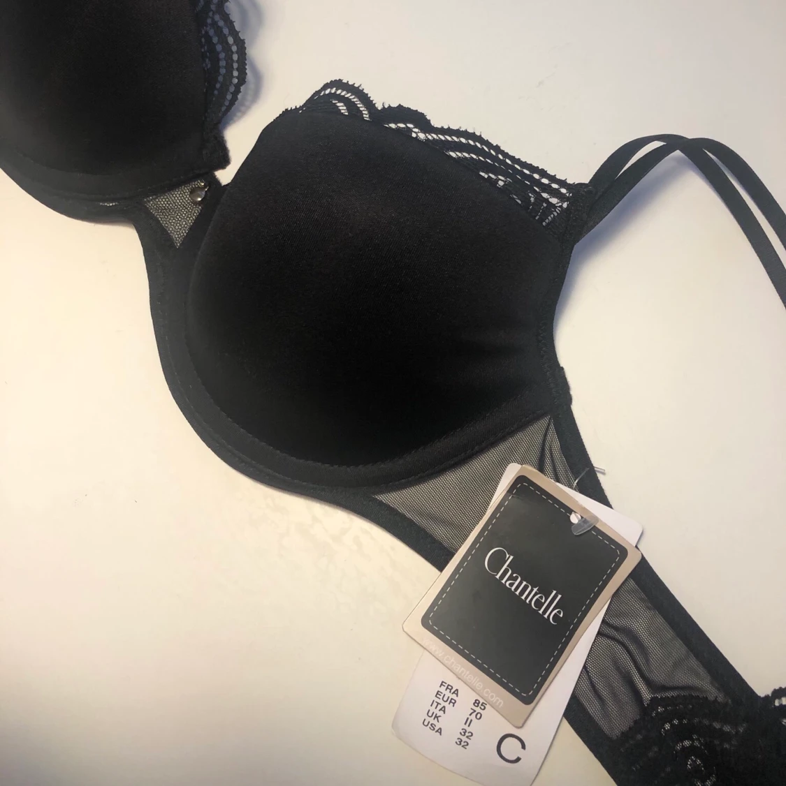 Helt oanvänd BH med fina detaljer - 91