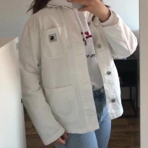 Carhartt jacka - Säljer denna super fina vårjacka från carhartt då den tyvärr inte kändes rätt på mig! Köpt här på plick men knappt använd av tidigare ägare. Storlek S. Nypris 1300kr. Frakt tillkommer på 50kr🦋