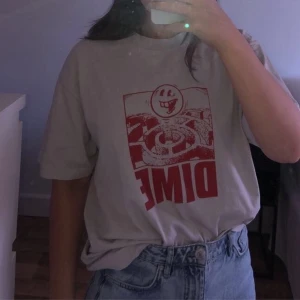 Dime T-shirt - Säljer denna super coola t-shirt från DIME. Sparsamt använd så skicket är bra. Storlek M, på mig som normalt är S så sitter den något oversized. Nypris var 450kr. Frakt på 50kr tillkommer.🦋