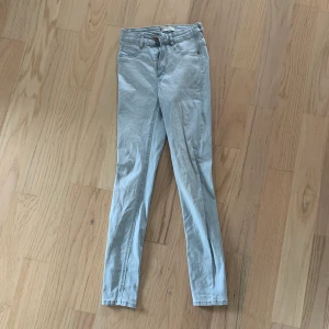 Ljusa jeans - Säljer dessa ljusa jeans från Gina 💜 små i storleken så passar nog bättre på XXS/XS. Kan mötas upp i Borås eller så tillkommer frakt