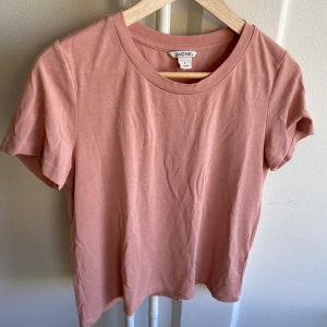 Ljusrosa t-shirt - T-shirt i superskönt material, perfekt nu till sommaren 🌸 Sparsamt använd. Ej oversized. Kan hämtas i Sundbyberg, annars står köparen för frakt!