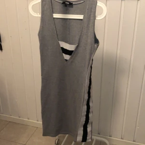 Grå klänning - Grå klänning frånn 77thflea. 40kr frakt