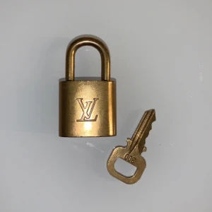 LV lås🔒🔑 - Säljer mitt LVlås💖💖 bra skick men säljer pga att jag inte använder det längre❤️