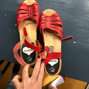 Swedish Hasbeens, 37 - Träskor från Swedish Hasbeens samarbete med H&M, använda men har mycket kvar att ge! 