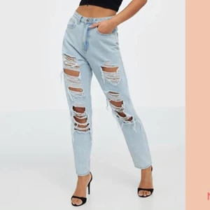Slitna jeans - Säljer dessa slitna jeansen från Nelly, de är i storlek 38 men sitter som 36. Helt oanvända och sitter jätte fint på. BUDA PÅ!!