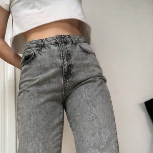 Gråa dagny mom jeans från Gina Tricot - Jag är 168 cm lång, sitter lite löst i midjan på mig. Passar storlek 38/40. Endast använda en gång, helt nytt skick. Frakt ingår ej🥰
