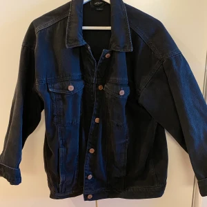 Jeansjacka  - Jeansjacka i mörkt jeanstyg. Är i bra skick. Frakt ingår i priset 