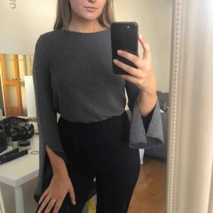  - Supersnygg blus/tröja från Zara. Jättebra skick! Frakt tillkommer☺️