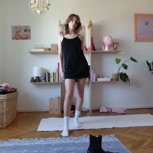 SVART KLÄNNING - Perfekt svart klänning med justerbara axelband. Fin att ha som den är eller ovanpå tröja! Väldigt luftig och fin kvalitet i materialet. Liksom matt men med lyster samtidigt! Kan mötas upp vid stigbergstorget/gbg eller så tillkommer 22kr frakt! 