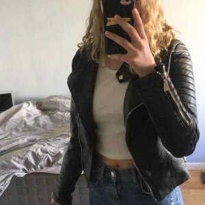 Chiqelle skinnjacka - Jättefint skick, använd max 4ggr. Nypris 700 mitt 350 +frakt. Är lite liten i storleken. 