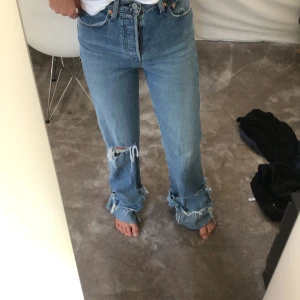 Levis Jeans 200 - Säljer dessa Levis Jeans för 200 kr. Coola slitningar vid ankeln. Jättesnygga. 