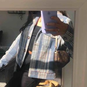 Drömmig jacka  - Drömmig mönstrad jacka från nakd.🦋Storlek 38 men känns som en S. Endast använd 1 gång och är som ny! Säljer för 200kr + frakt🦋💙🤍🤍