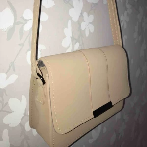  - Jättefin beige väska i bra skick! Frakt tillkommer!