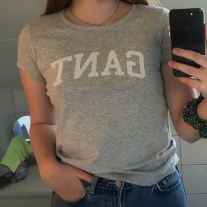 Gant T-shirt - Använd 1 gång. Skulle väl säga att den är mellan S & XS. Annars fin som i original skick☀️ köparen står för frakt 🌵