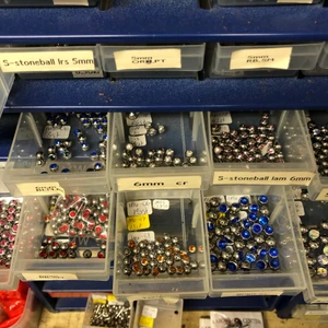 piercingsmycken  - Gör ditt egna! Välj tillbehör finns massvis fler. Finns annat än bara rakstav. Hör av er för fler bilder, av Laboro. Stav med orginal kulor 19kr. Tillbehörer 10 kr styck. Andra färger på stav och hästsko samt mer. Titan finns med.