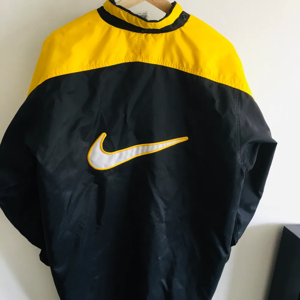 En fin vintage jacka från Nike i riktigt fint skick. Strl M. Jackor.