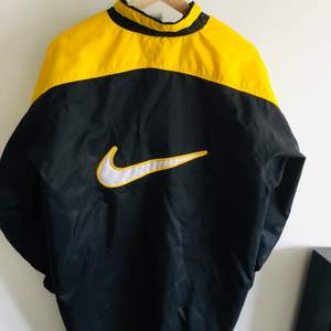 En fin vintage jacka från Nike i riktigt fint skick. Strl M